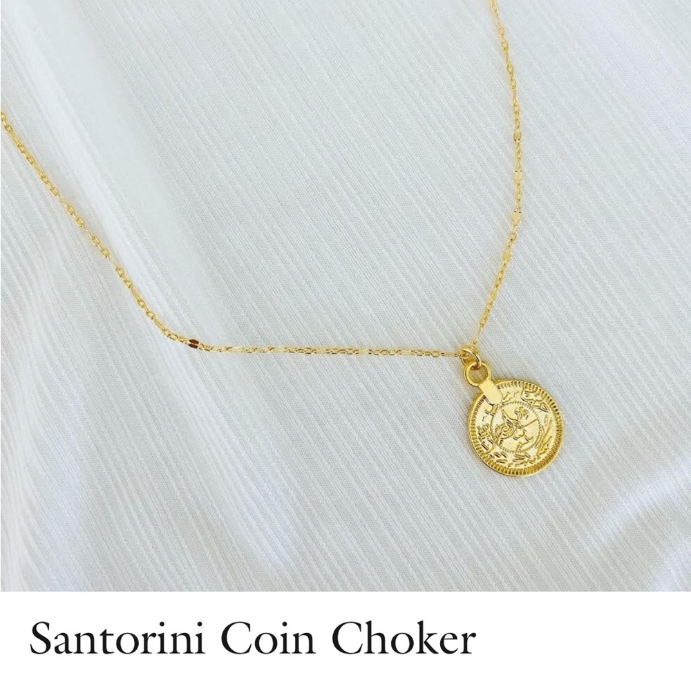 Cute gold chain with pendant!